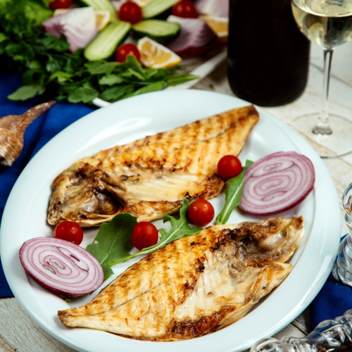 half-cut-grilled-fish-served-with-onion-cherry-tomato
                                        