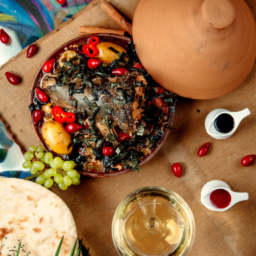 viande-frite-au-four-sur-la-table
                                        