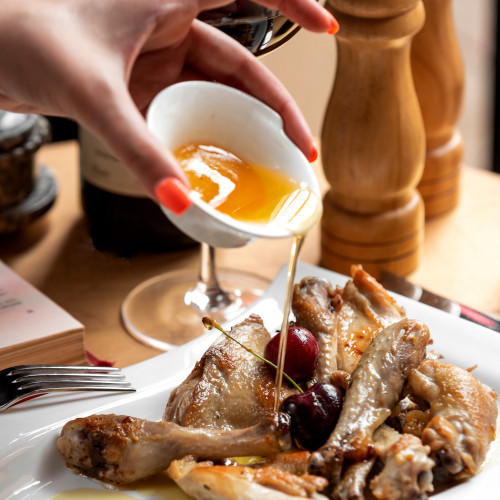 woman-pouring-oil-roasted-chicken-legs
                                        